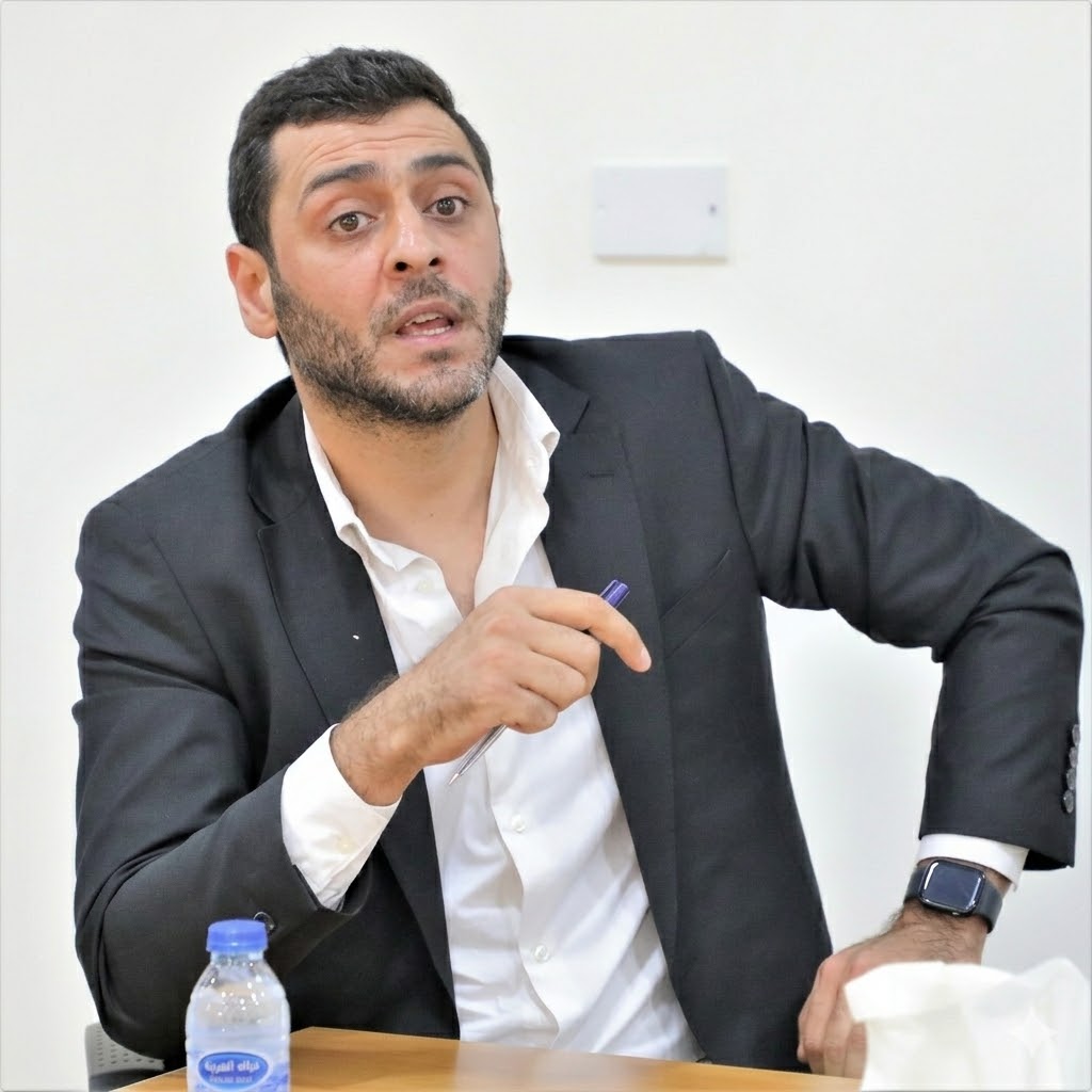 لقاءات مع خبراء وصحفيين